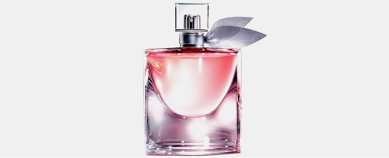 Embalagem do perfume La Vie Est Belle da Lancôme, com embalagem rosa. Um dos melhores perfumes de presente de Natal